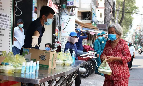 "Quỹ người nghèo" phát 3000 phần cơm 0 đồng cho người nghèo tại Sài Gòn