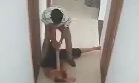 Cà Mau: Người đàn ông dùng gậy đánh dã man một phụ nữ