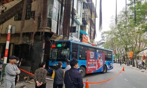Hà Nội: Xe buýt lao vào quán bún chả, 2 người nhập viện