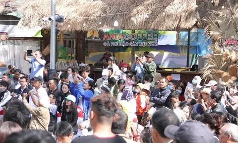Đắk Lắk: Hàng ngàn người rộn ràng đi uống cà phê miễn phí