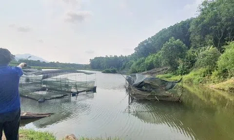 Nạo vét kênh “đen” ở Huế: Chở bùn từ kênh bẩn đưa đi lấp ao sạch